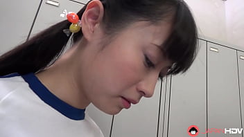 Tomomi Motozawa Dalam Seragam Sekolah Menghisap Teman Sekelasnya