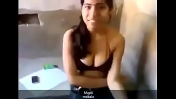 Gadis Desi Panas Membuka Pakaian Dengan Menggoda