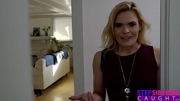 Kakak Adik Tiri Ketahuan: Adik Gatel Minta Jari-jari Nakal Masuk Ke Celana Basah