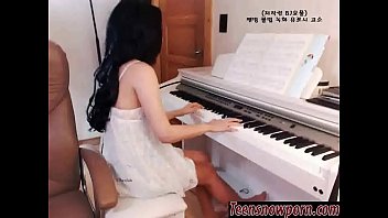 Gadis Korea Seksi Menggoda Di Teensnowporn.com