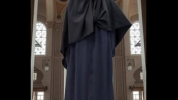 Menggoda Dalam Balutan Abaya Dan Hijab