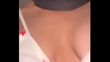 Gadis Muslim Seksi Berjilbab Goyang Payudara Montoknya Dengan Liar