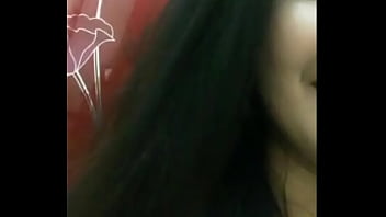 Gadis Asia Berpayudara Besar Menggoda Saat Live