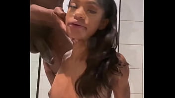 Gadis Cantik Ramping Mengisap Kontol Lembek Hingga Tegap Lalu Ditiduri Gaya Misionaris!