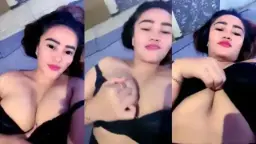 Goyang Payudara Miss Kimberly Lewat Telepon Saat Tidur