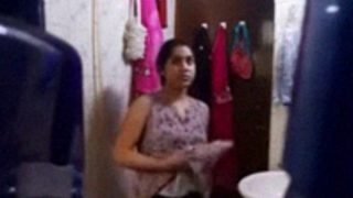 Video Tersembunyi Rekaman Kamar Mandi Desi Bhabhi Yang Menggoda