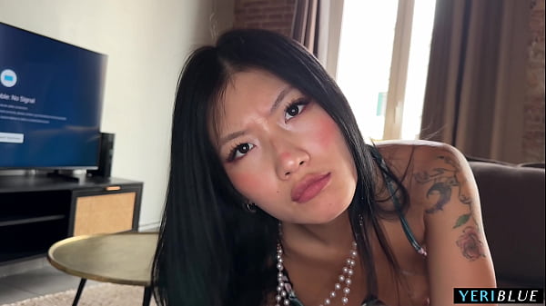 Aku Menangkap Adik Tiriku Dari China Mengirim Foto Bugil!