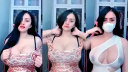Alondra Dengan Payudara Besar Menggoda