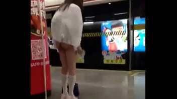 Gadis Asia Di China Cabut Pembalut Di Tempat Umum