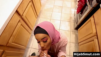 Gadis Muslimah Berkulit Gelap Belajar Teknik Oral Yang Memuaskan