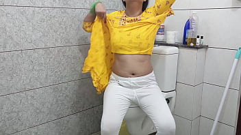 Ibu Tiri India Yang Panas Menggoda Anak Tirinya Di Kamar Mandi Dengan Suara Hindi Yang Menggairahkan