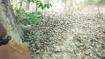 Gadis India Menggoda Beraksi Liar Di Hutan Dengan Saree Terbuka
