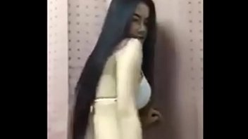 Gadis Asia Menggoda Dengan Gerakan Hot Di Live Streaming Facebook