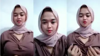 Gadis Berjilbab Menggoda Dengan Payudara Montok Menggairahkan