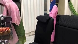 Si Raksasa Mesum Mengocok Kontolnya Di Depan Anak Tiri Hijabers Yang Seksi