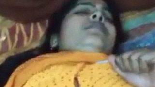 Tante Saree Kuning Menggoda Dalam Adegan Panas