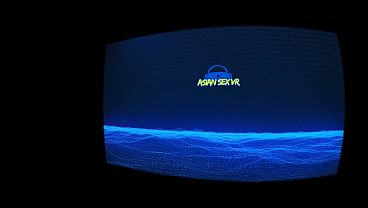 Gaun Neon Menempel Di Tubuh, Amatir Asia Menggoyang Paha Di Atas Batang Keras
