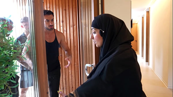 Gadis Arab Ingin Menjaga Keperawanan Hingga Pernikahan, Namun Empat Pria Menggoda Hasratnya.