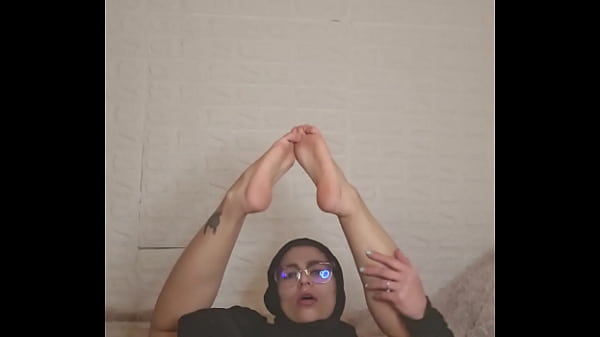 Koleksi Erotis Kaki Sensual Mia, Istri Arab Berjilbab