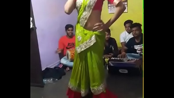 Desi Bhabhi Yang Menggoda Dengan Tubuh Seksi Dan Tatapan Penuh Hasrat
