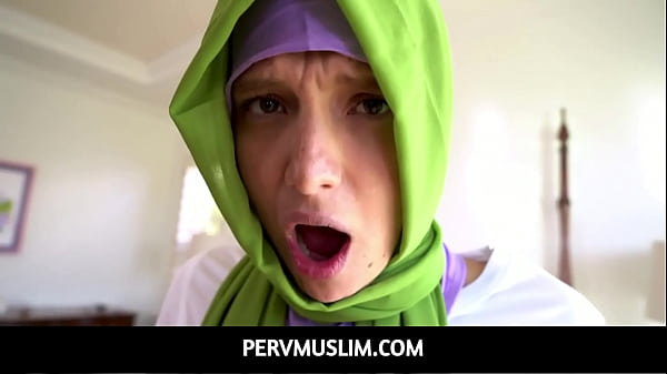 Izzy Lush Si Perempuan Berhijab Yang Berani Melanggar Aturan Dengan Gaya Seksi