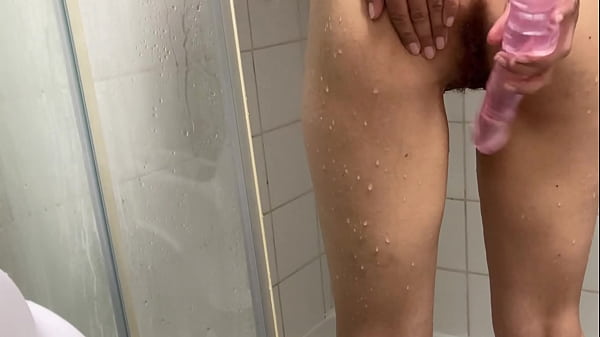 Gadis Arab Amatir Menggila Di Kamar Mandi, Menggoyang Dildo Raksasa Hingga Klimaks Saat Lebaran
