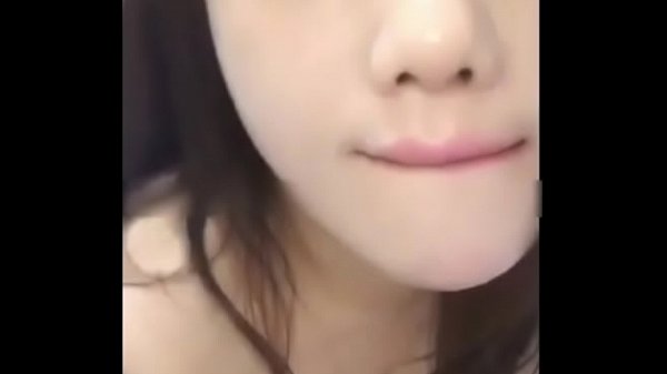 Remaja Cina Cantik Menggoda Dengan Mulut Sensual