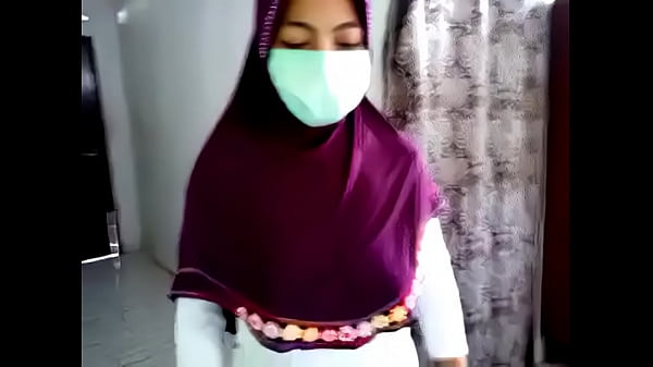 Jilbab Ketat Yang Menggoda, Memperlihatkan Lekuk Tubuh Yang Memikat