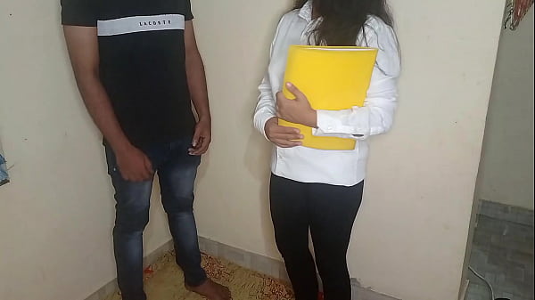 सैलरी बढ़वाने के लिए सेक्रेटरी ने बॉस के साथ ऑफिस के बाथरूम में गंदी आवाज़ में चुदाई की