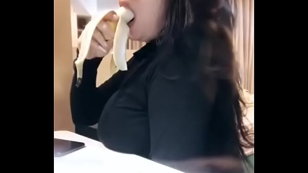 Monica Adhea, Model Indonesia Yang Menggoda Dengan Mulut Penuh Nafsu