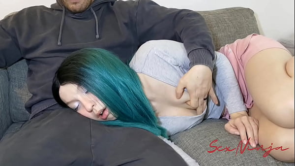 Hanya Ingin Rebahan Di Pangkuan Kakak Tiriku Demi Tidur Siang Yang Menggoda