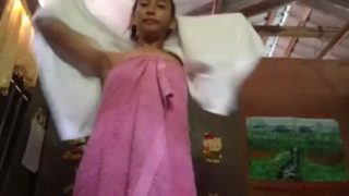 Gadis Desa Telanjang Bulat Menggoda Di Gubuk Seng