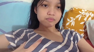 Gadis Remaja Pamer Payudara Montok Di Kamar Tidur