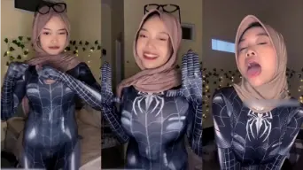 Sheii Anathema Menggoda Dengan Kostum Spiderwoman Yang Membakar