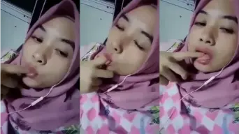 Ukhtie Sange Ngentot Sambil Ngemut Jari