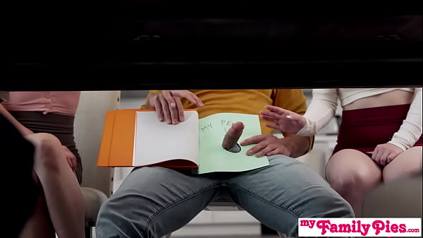 Duduklah Dengan Kontol Kecilmu Dan Tunggu Sampai Kami Selesai Menikmati Hidangan Penutup, Ibu Tiri