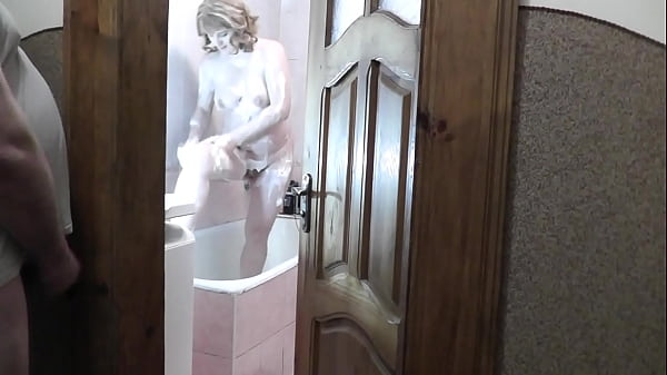 Putri Tiri Mandi, Ayah Tiri Mengintip, Mengocok Kontol Dan Muncrat Di Bawah Pintu Kamar Mandi.