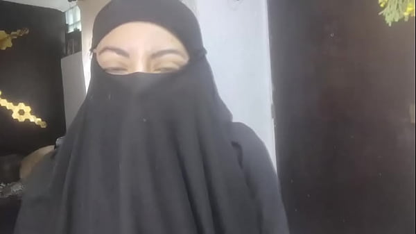 Istri Arab Amatir Yang Sangat Bergairah Memancarkan Cairan Di Niqabnya, Masturbasi Saat Suami Sedang Shalat