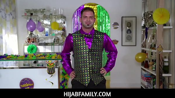 Violet Gems, Si Gadis Berhijab Yang Panas, Menikmati Sesi Manik-manik Seru Sebelum Belajar Cara Memuaskan Nicky Dengan Mulutnya.