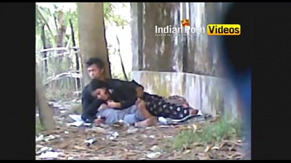 Video Porno India: Adegan Blowjob Liar Di Luar Ruangan Pasangan Desi Yang Mesra