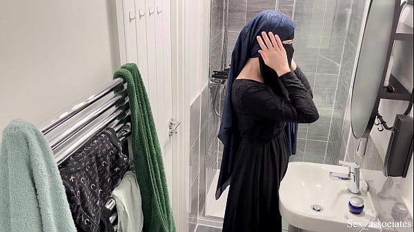 Astaga! Ternyata Cewek Arab Berhijab Bisa Sejago Itu, Ketahuan Lagi Ngocok Di Kamar Mandi.