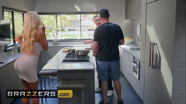 Kisah Nyata Istri: Courtney Taylor Dan Keiran Lee – Courtney Memberikan Bantuan Tangan Yang Menggairahkan Di Brazzers