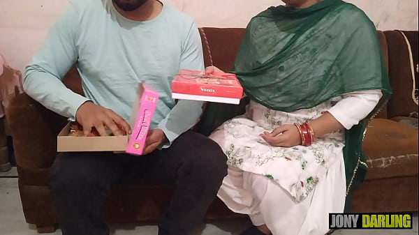 Diwali Ki Raat, Maami Ki Geeli Choot Mein Patakhe Fodkar Manaayi Masti Bhari Diwali