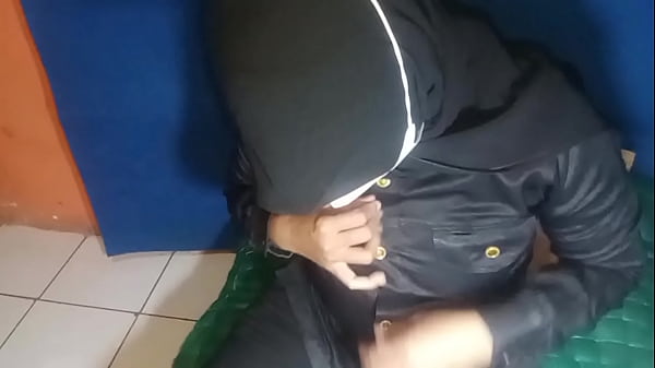 Satpam Wanita Bergairah Mengocok Memek Sampai Muncrat Deras