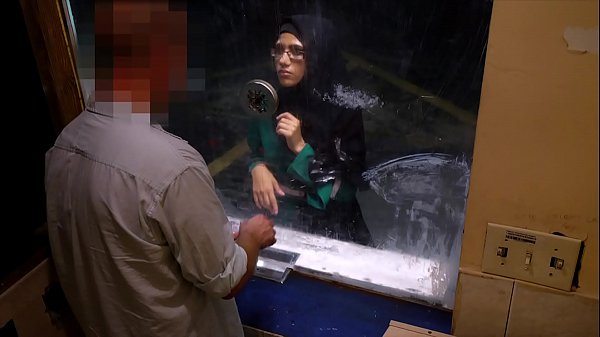 Arab Wanita Putus Asa Menggoyang Ranjang Di Motel Gelap Demi Uang