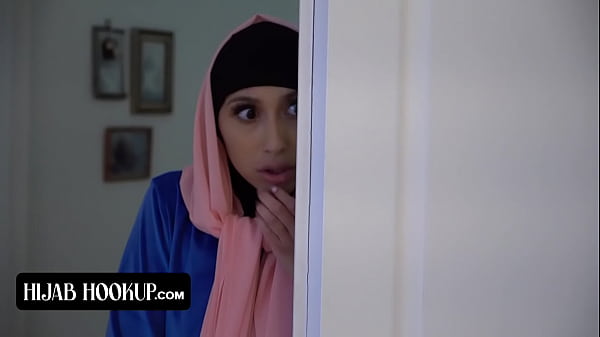 Muslimah Berhijab Dengan Bokong Sempurna Yang Penasaran Digilir Ganas Oleh Instruktur Yang Bergairah
