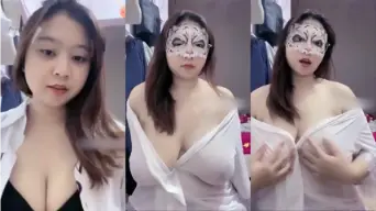 Cewek Tobrut Live Pamer Tubuh Dengan Baju Tipis Transparan