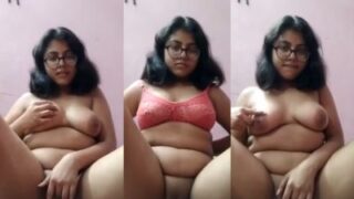 Gadis Berkacamata Montok Meremas Payudara Dan Memasukkan Jari