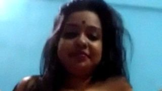 Gadis India Seksi Memamerkan Pantat Dan Memainkan Memeknya