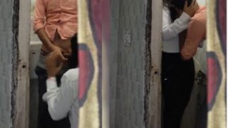 Gadis Kampus 18 Tahun Ngentot Mulut Di Kamar Mandi
